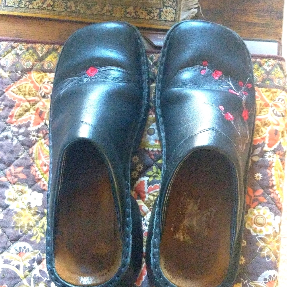 Naot Clogs Mules Embroidered sz 40